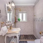Luxury Apartment *
