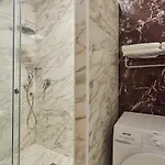 Luxury Apartment *
